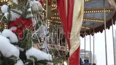 圣诞树上有玩具特写。 为节日装饰城市.. 在背景中，注意力不集中会导致